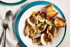 0324DINN-Clams with Chorizo-Crusty Bread