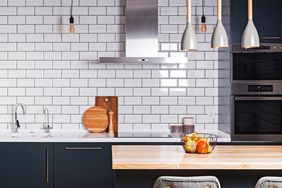 Backsplash tile ideas - Kitchen with subway tile backsplash