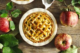 overhead view of an apple pie next to fresh apples