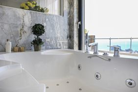 clean-bathtub-jets-GettyImages-1287689228