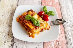 Vegetarian lasagne bolognese with basil and tomato: how to make lasagna