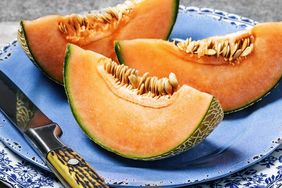 How to pick cantaloupe - how to pick ripe cantaloupe, store cantaloupe, ripen cantaloupe, and more (sliced cantaloupe)