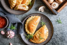 stromboli-vs-calzone-GettyImages-1320041164