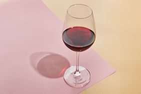 sulfites-red-wine-GettyImages-1420436219 