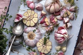 super-foods-garlic-GettyImages-1309741209