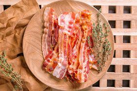 Types of bacon cuts - picture of standard or streaky bacon on plate