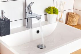 unclog-sinks-GettyImages-1015370636